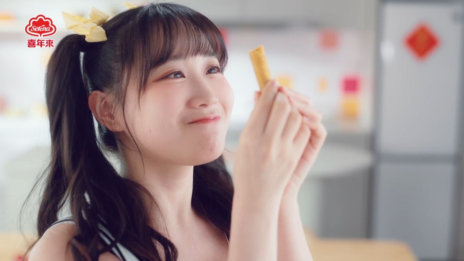 邊荷律奶音魅力無法擋 粉絲:吃蛋捲也太可愛了吧!。(圖/翻攝自喜年來食品臉書)