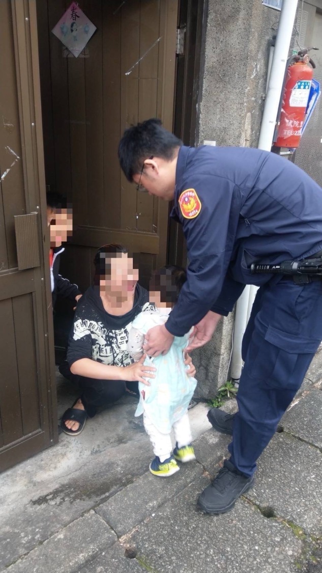 復興派出所警員吳馹洧(圖左),復興派出所警員林李祐(圖右)。(記者 張艷君翻攝)