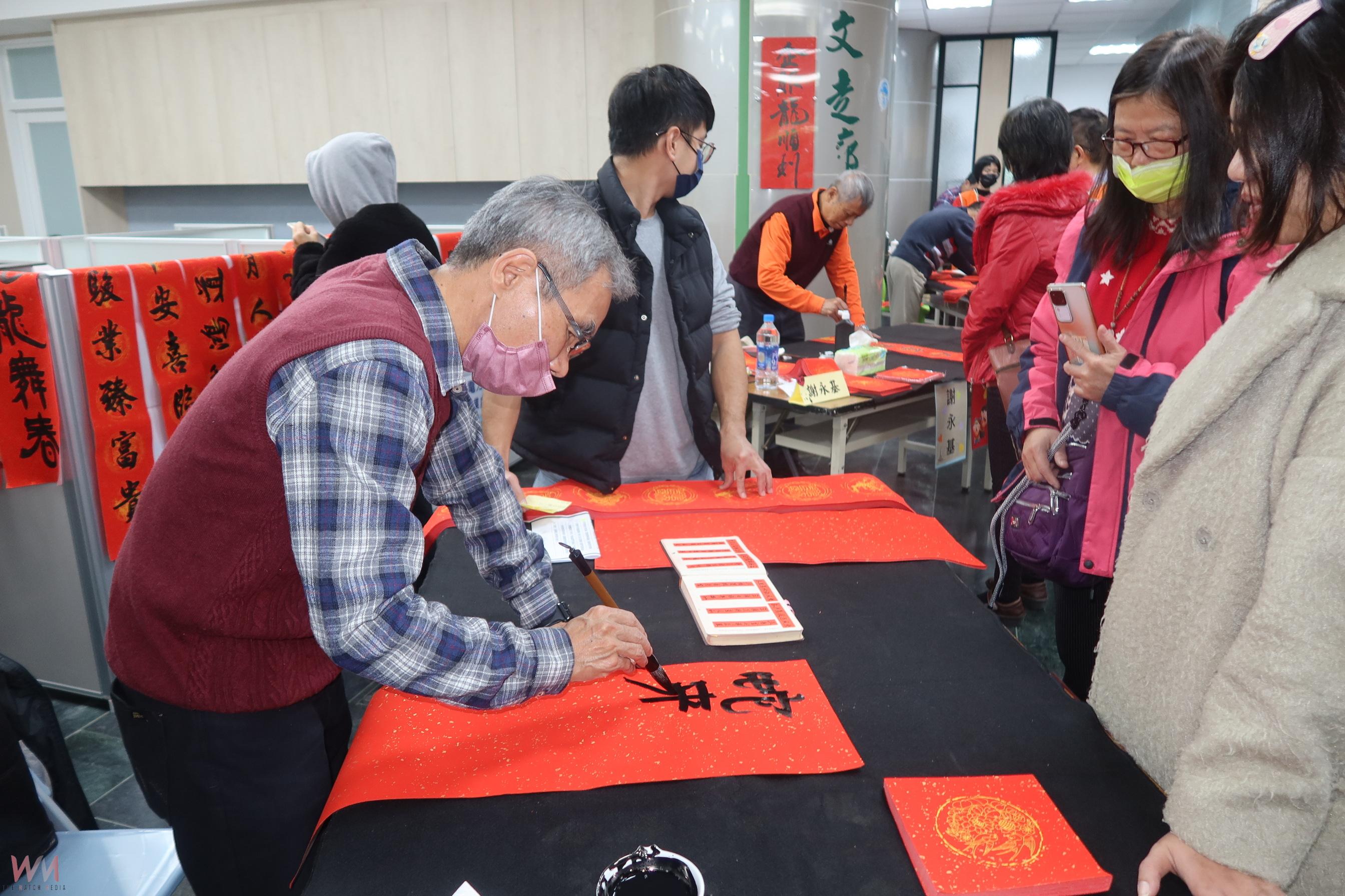 （有影片）／春聯墨香飄揚　台電彰化區處書法名家揮毫送祝福、義賣助公益
