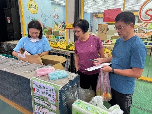圖文:桃市推動「蔬果裸賣」倡環保 千人響應支持減塑環保。