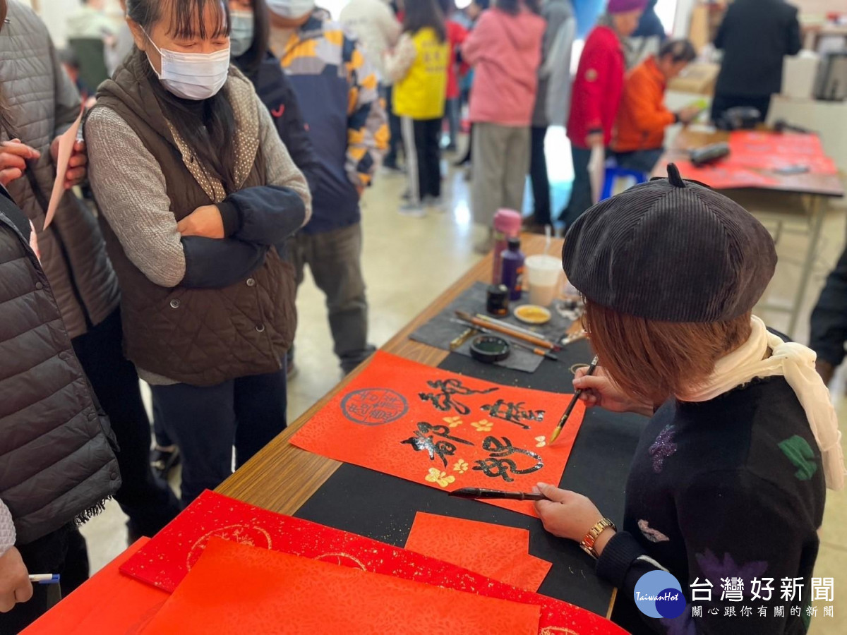 八德區公所聯合桃園市八德藝文協會,舉辦「金蛇喜迎春」春聯揮毫活動。