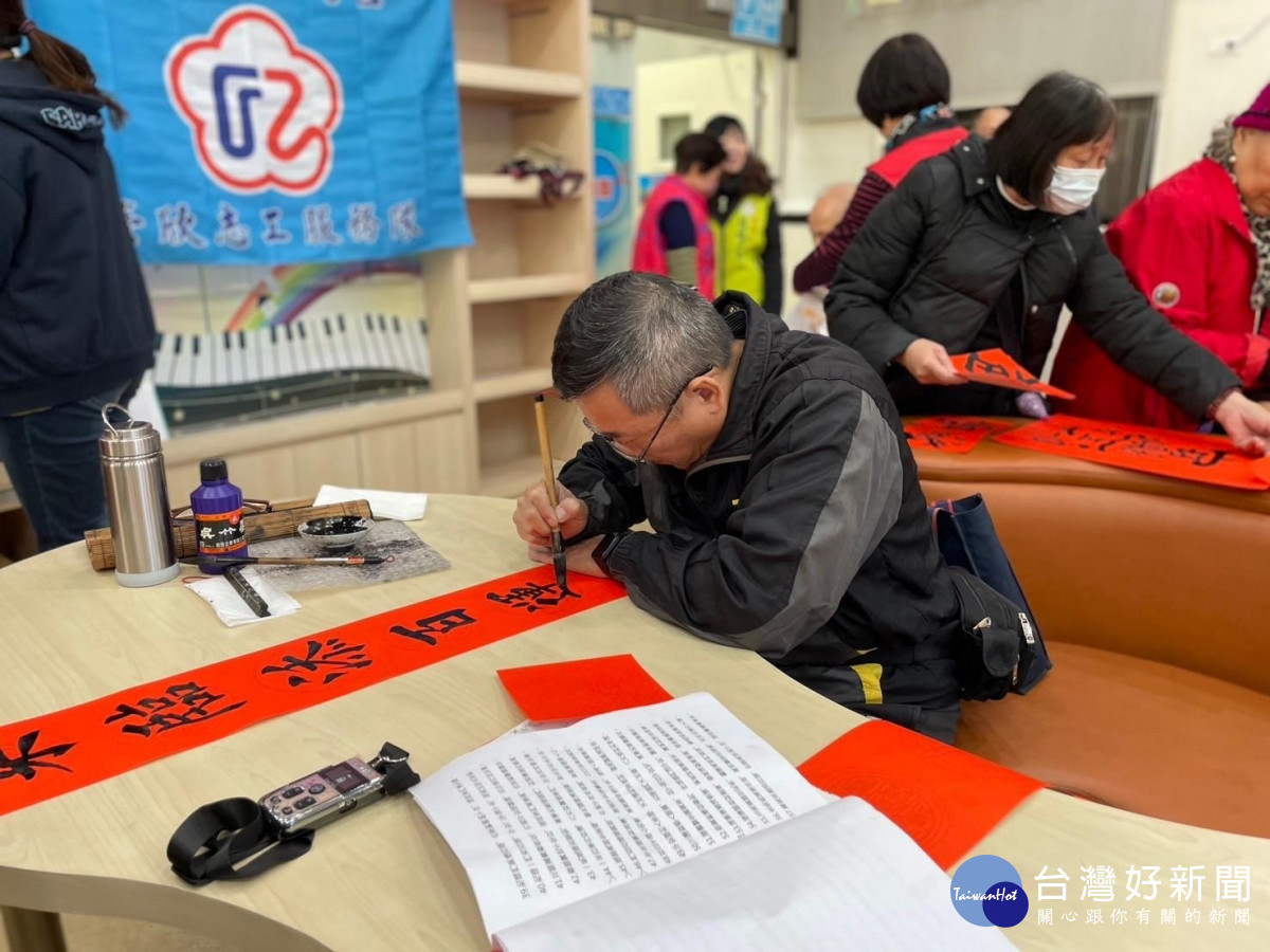八德區公所聯合桃園市八德藝文協會,舉辦「金蛇喜迎春」春聯揮毫活動。