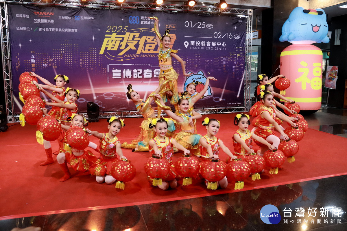 南投民族舞團精彩表演。(記者扶小萍攝)