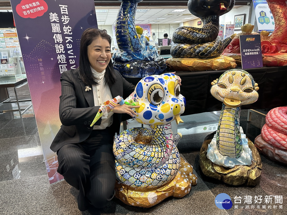 金蛇年讓福氣好運蛇進來。(記者扶小萍攝)