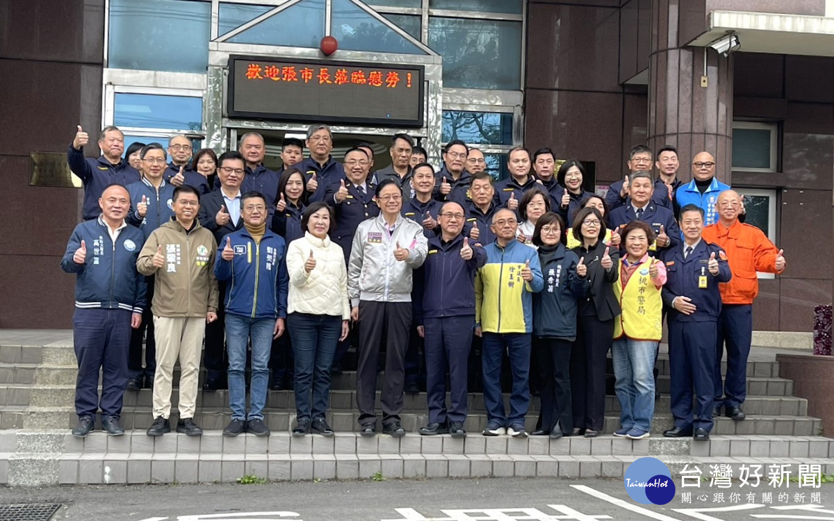 桃園警察春節不打烊,市長張善政親赴警分局慰勞。