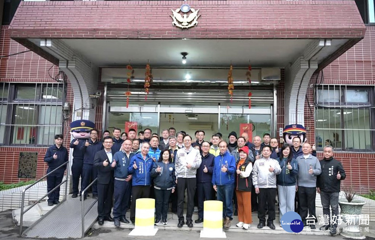 桃園警察春節不打烊,市長張善政親赴警分局慰勞。