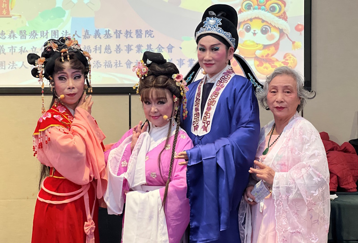 祝願「蛇」麼都好 嘉基為長輩辦圍爐