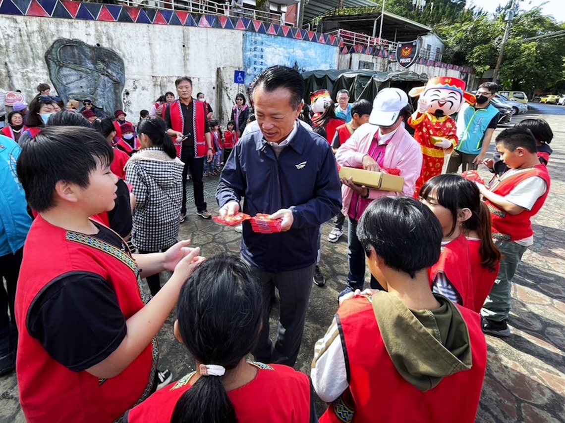 嘉義縣長翁章梁赴大埔、阿里山鄉發放瑞蛇祥「嘉」新春紅包