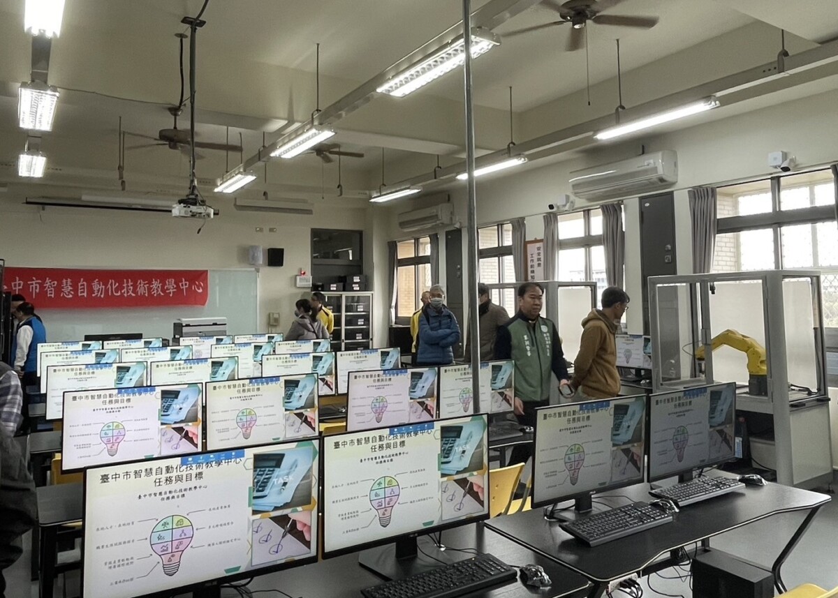 ▲建置機械手臂試場設備。(圖/中市府提供)