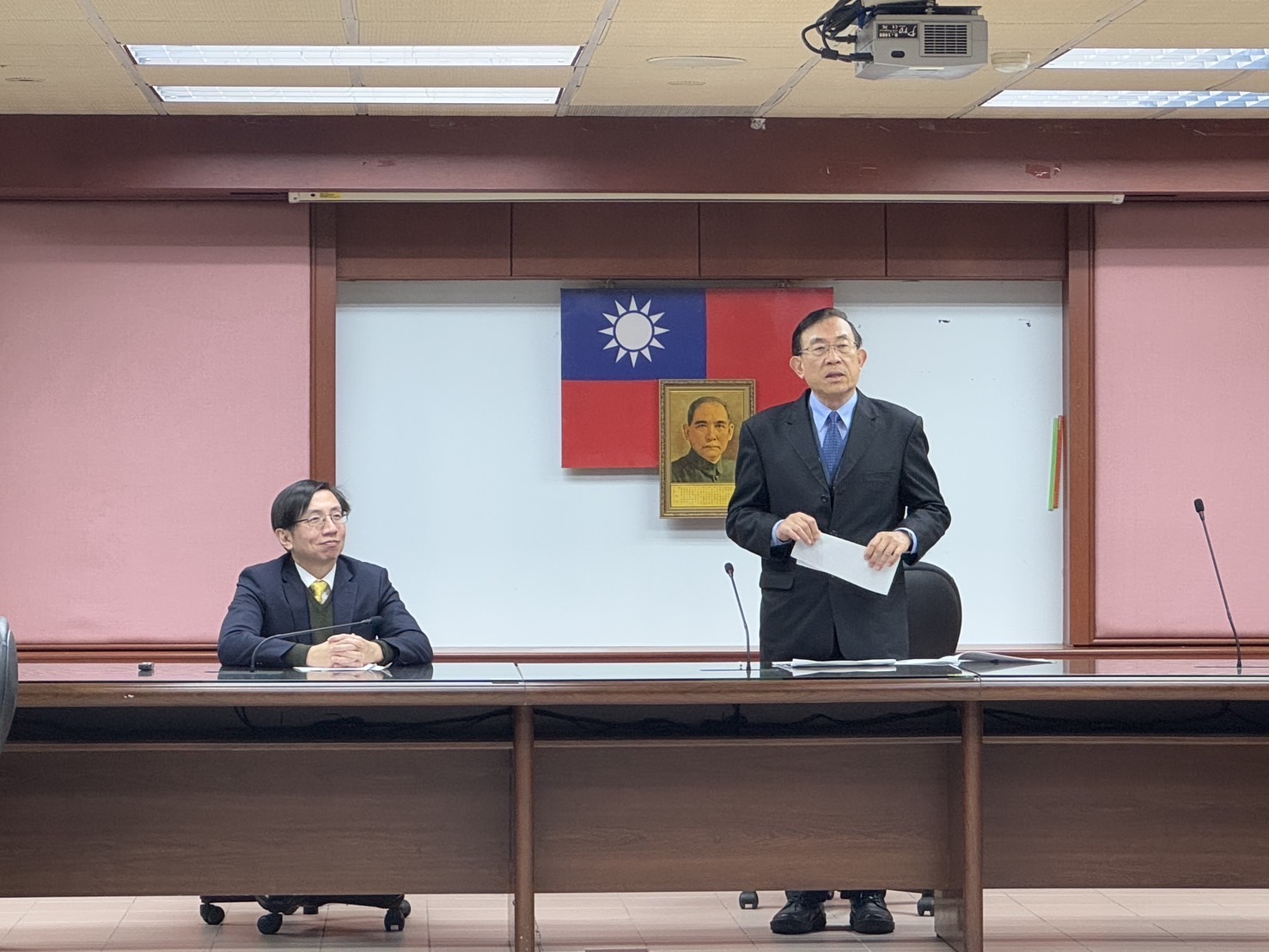 邢泰釗總長(右一)勉勵檢察官表示,做為法律的守門者,對於國家有重大影響,沒有檢察官可以置身事外當個旁觀者,檢察官應嚴格要求自己,遵守紀律,豎立基本價值觀,凝聚向心力,彼此互相幫忙、互相關心,有困難互相協助解決,此也是檢察一體的精神展現。