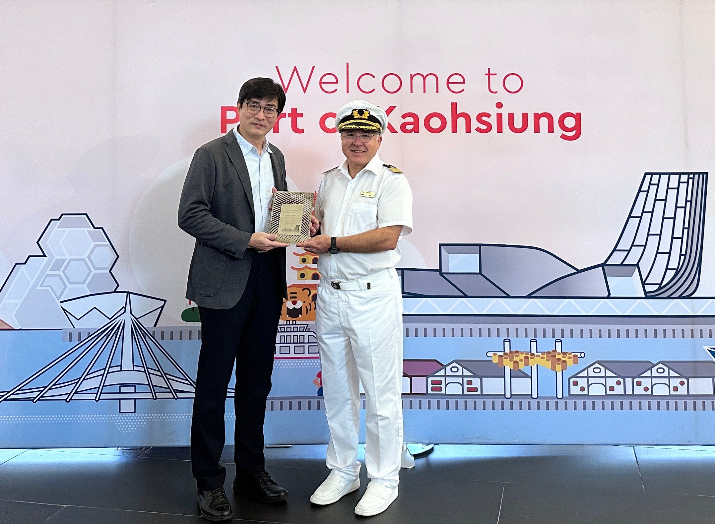 由高雄港務分公司致贈船長首航紀念牌，歡迎史黛拉號到訪。（港務公司提供）