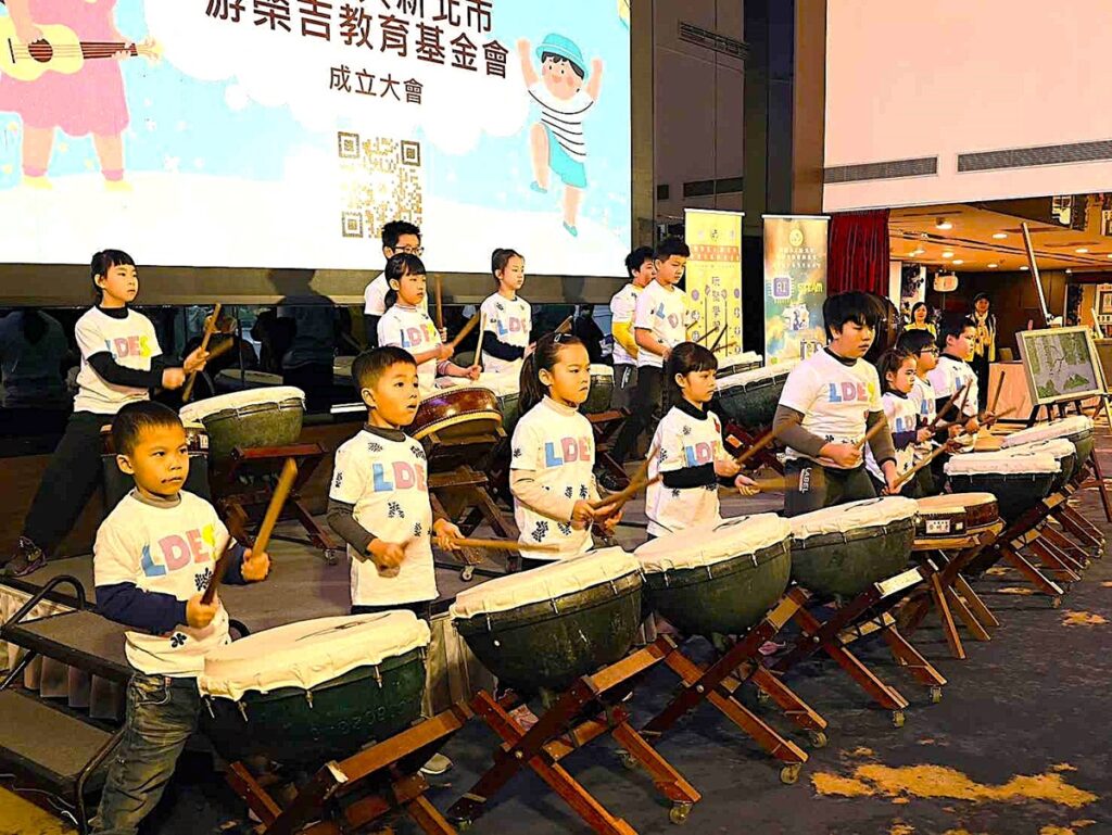 濂洞國小全校學生以神鼓表演為活動揭幕。(圖/東海大學提供)