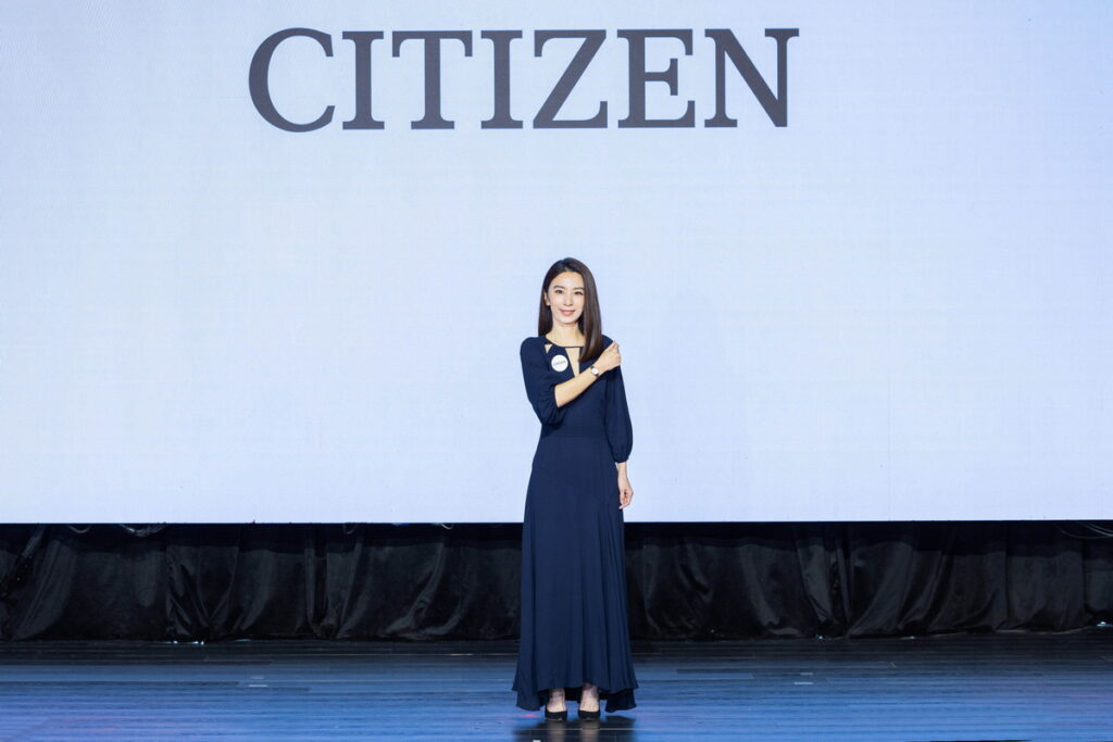 CITIZEN年度女錶代言人田馥甄以一身靛藍色洋裝搭配EC1193-55X,展現自信風采