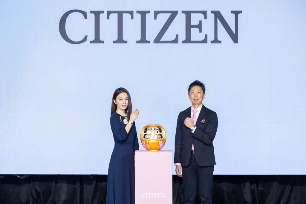 CITIZEN攜手田馥甄以日本傳統的達摩點睛儀式,祝福新的一年能朝心之所向前進(由左至右CITIZEN女錶代言人%20田馥甄、CITIZEN台灣總經理%20渡邉将人)
