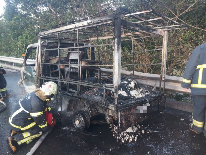 國3大溪路段火燒車!小貨車遭惡火吞噬 整輛燒剩骨架 62 S 46358602