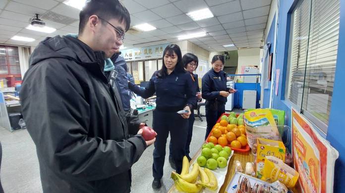 警友辦事處設「行動補給站」送暖支援年貨大街執勤警力 64 493002