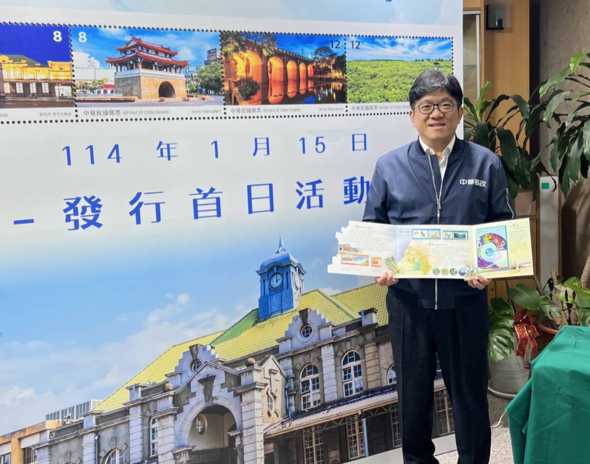 新竹郵局吳進益局長手捧寶島風景系列,期盼民眾透過郵票來行銷新竹之美。(圖/記者黃溎芬翻攝)