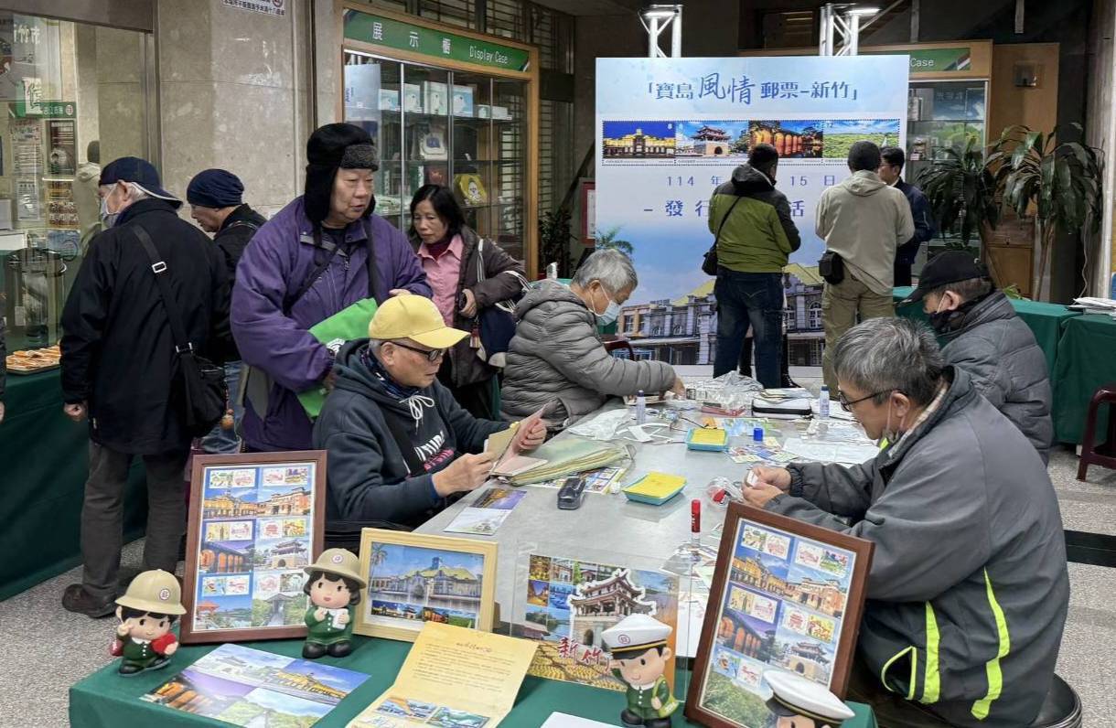 寶島風情系列發行首日,忠實郵迷們冒著寒流來襲的熱情絲毫不減。(圖/記者黃溎芬翻攝)