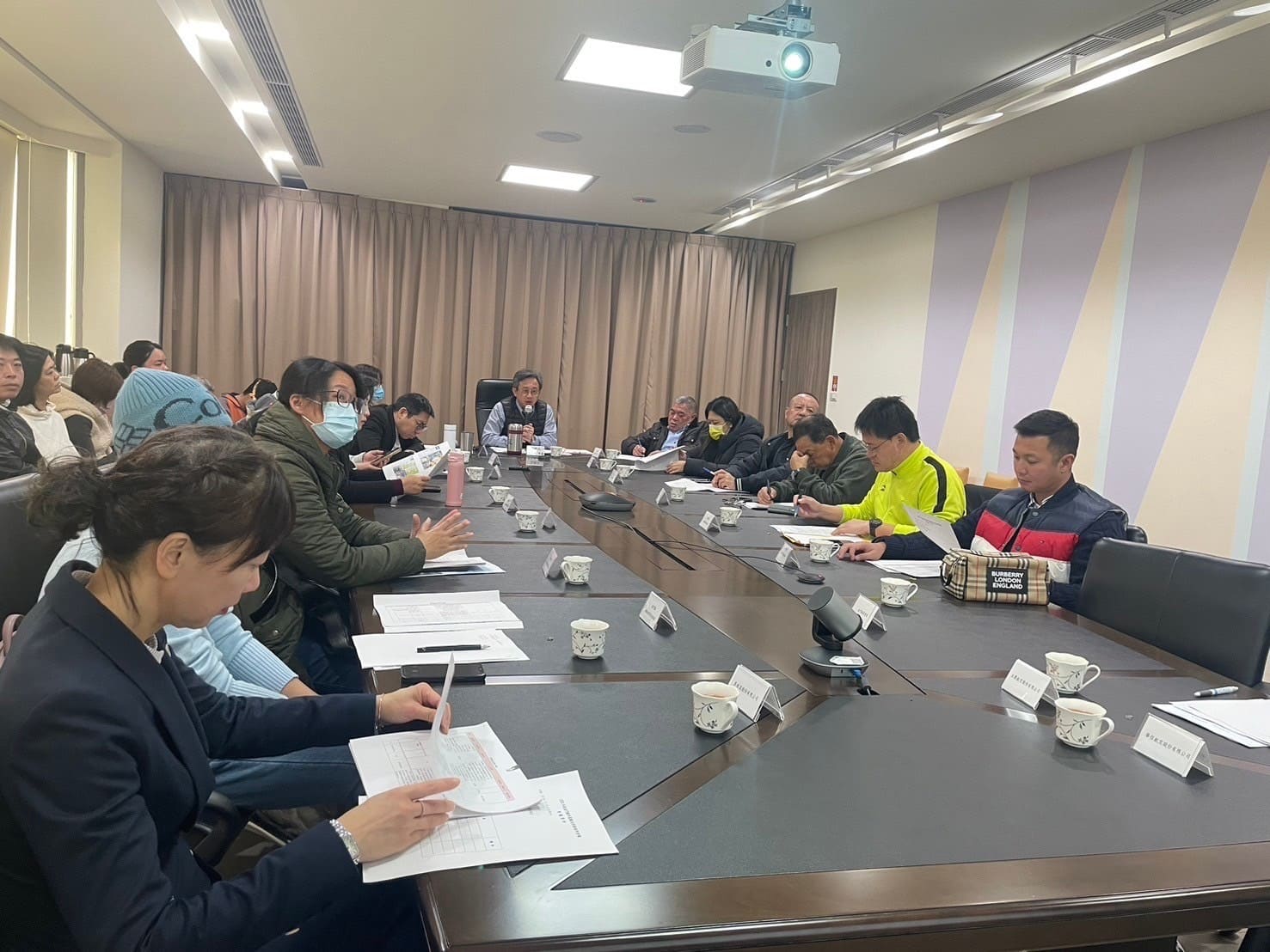 ▲許績鑫處長與業者代表討論各該事宜。