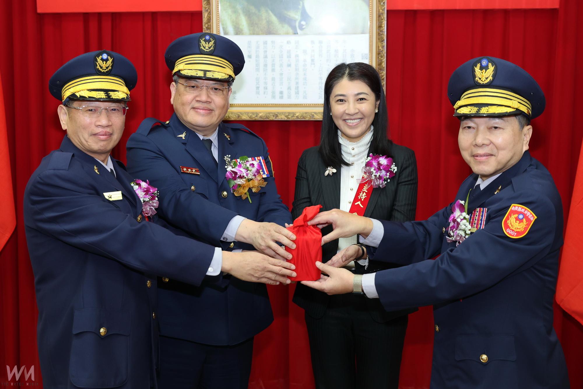 ▲南投縣政府警察局新、卸任局長交接典禮,交接儀式由縣長許淑華主持、內政部警政署主任秘書郭士傑監交,(圖/記者石振賢翻攝)