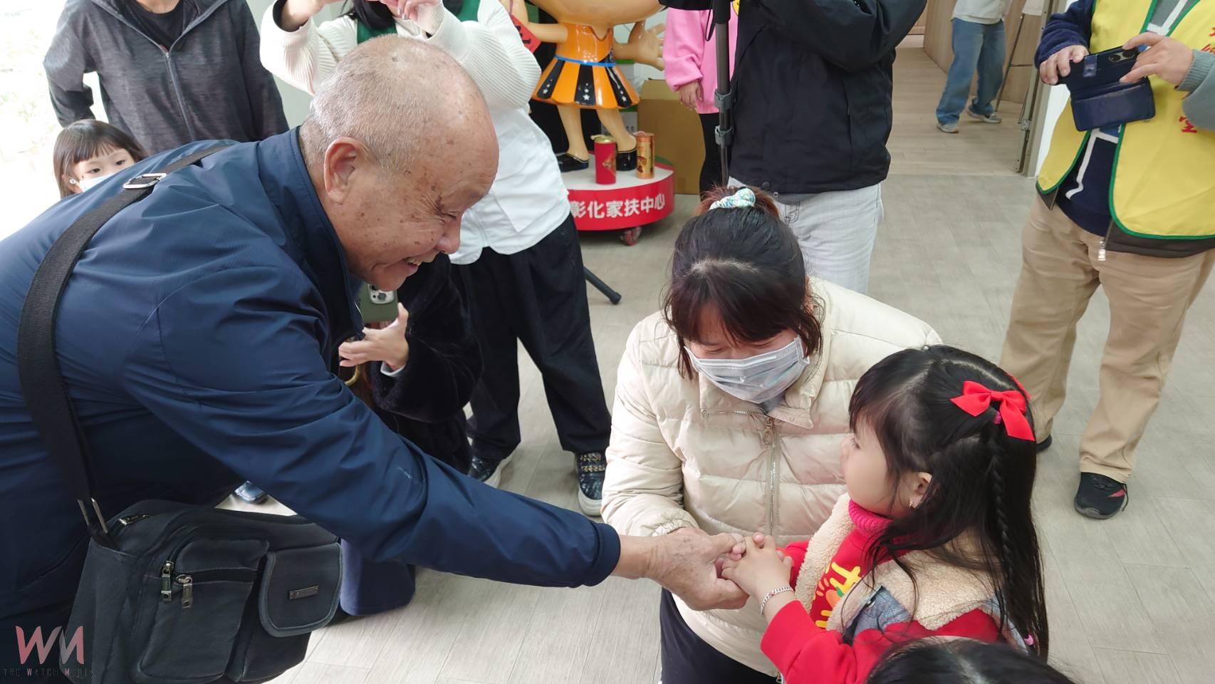 (有影片)/「赤腳善人」賴士田捐款23萬 彰化家扶兒童領春節紅包 - https://www.watchmedia01.com