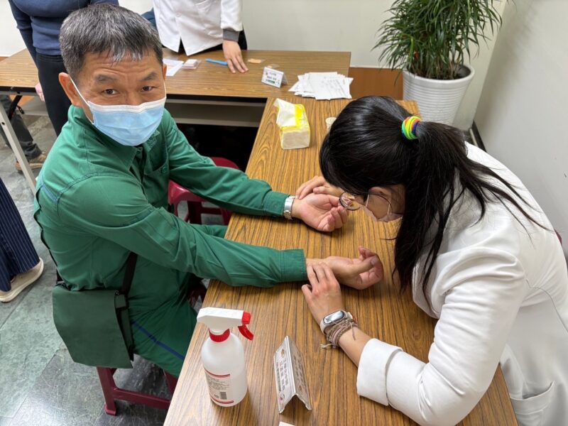 圖文:臺中郵局舉辦 「新春揮毫贈春聯 中醫義診守健康」活動。