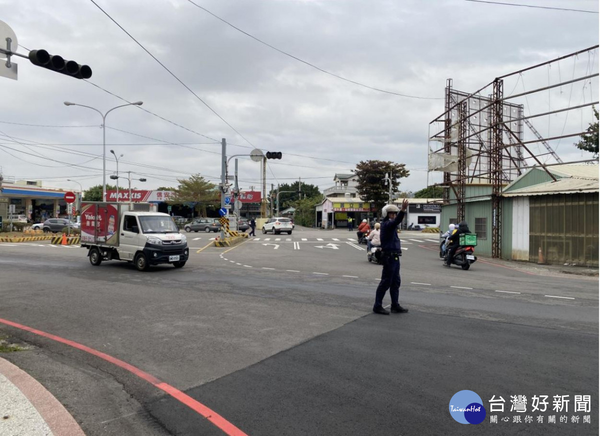 豐原警方啟動「交通快打」機制，並通報搶修，經一小時後回復正常。