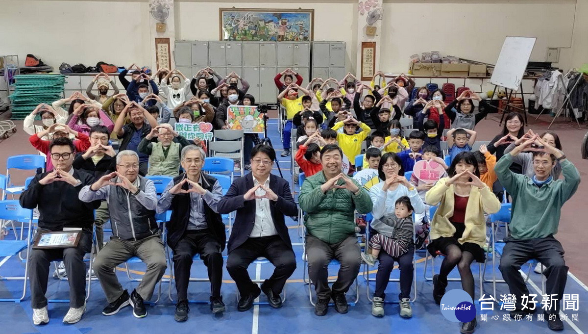 張正岳董事長（左四）長期關懷偏鄉小學令人感佩。（廣福國小提供）