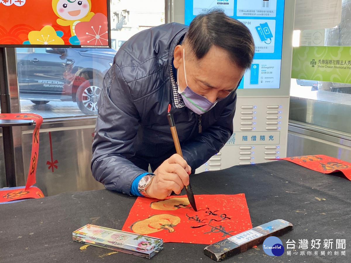 書法家方一成老師書寫柿柿如意「事事如意」。圖/記者鄧富珍攝