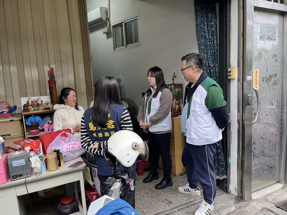 南投家扶扶幼委員寒冬送暖到弱勢家庭。（南投家扶提供）