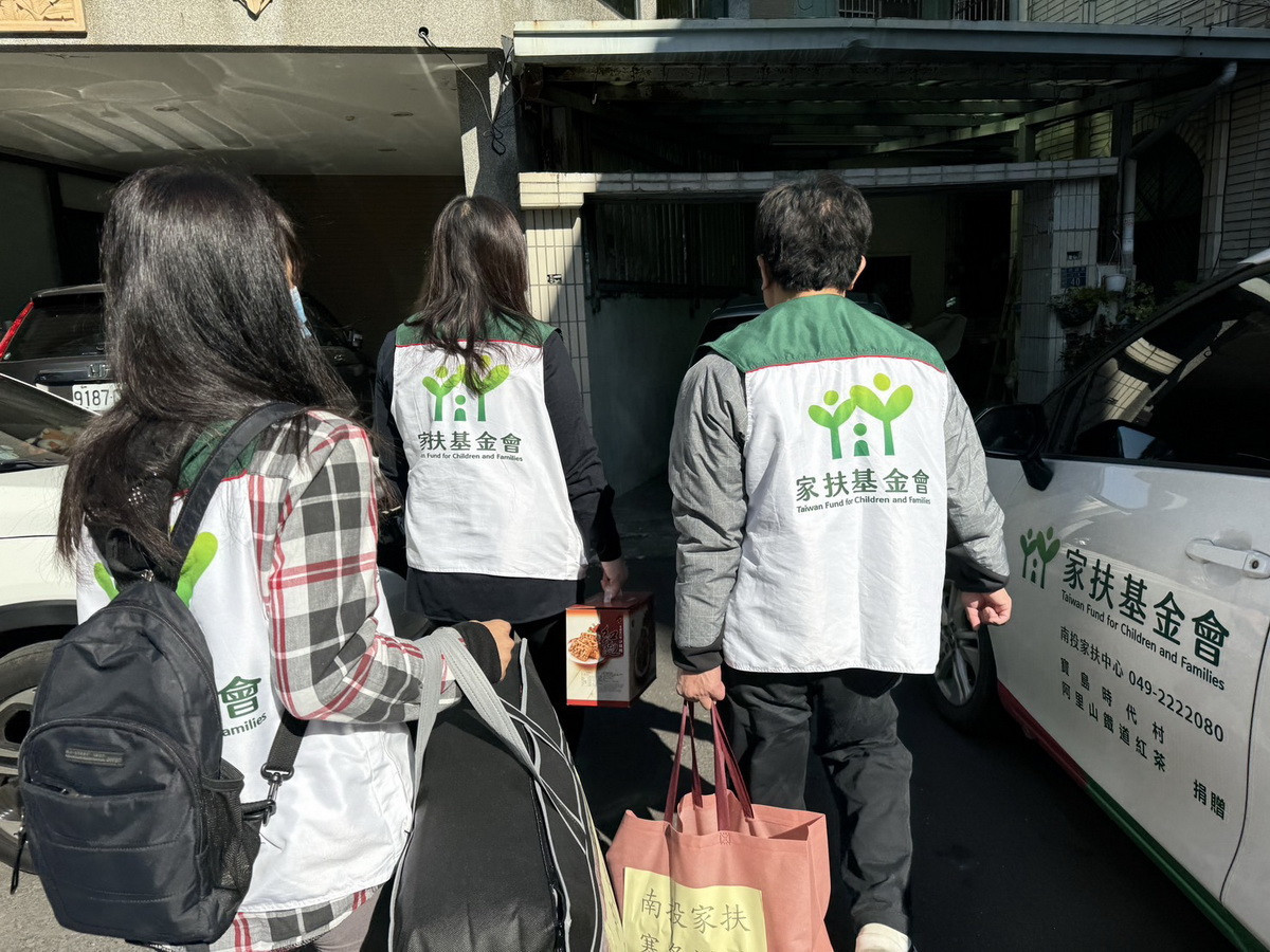 家扶中心專業社工送暖。(南投家扶提供)