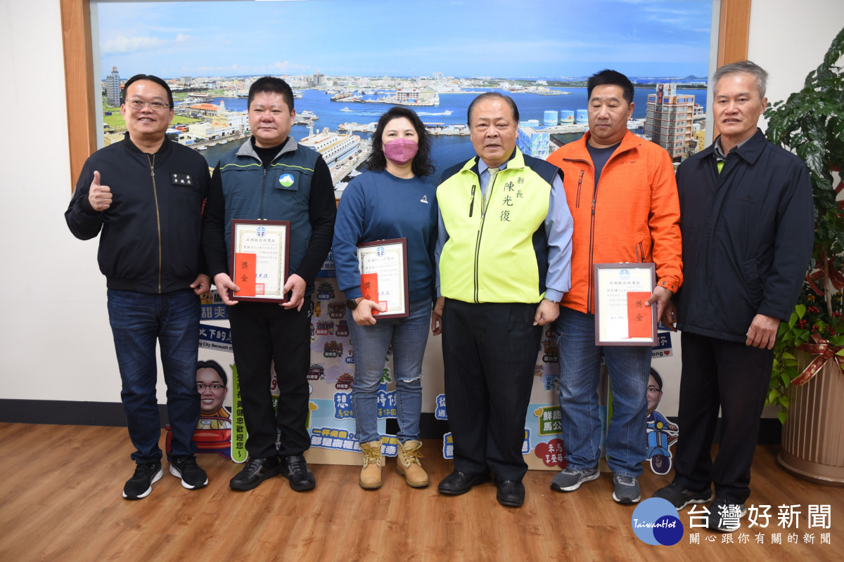 陳光復表揚績優清潔人員並贈提貨券　慰勞終年工作辛勞