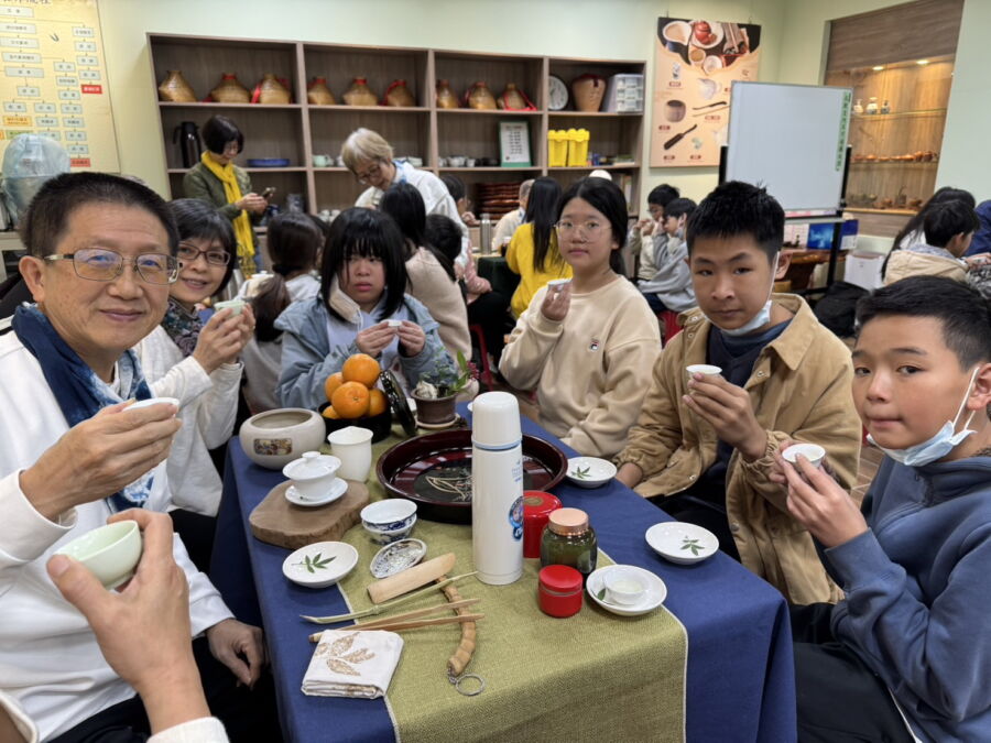 圖/新北市三峽區大成國小今(16)日舉辦「老少共學-祖孫泡茶趣」的茶藝活動。(大成國小提供)