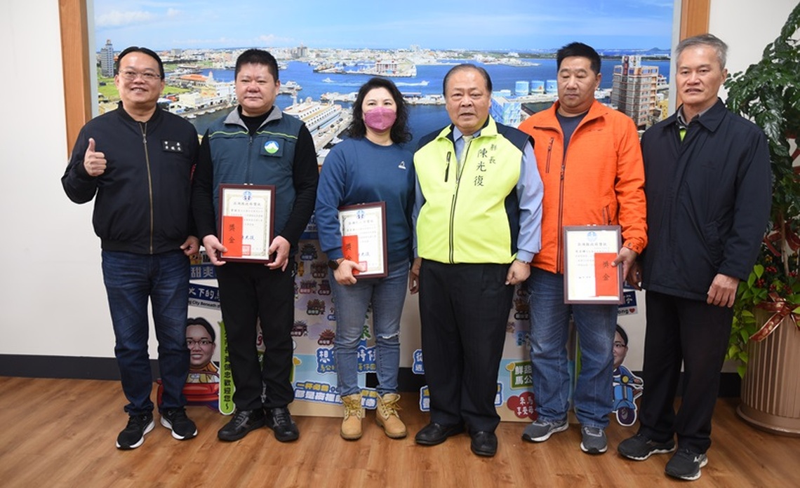陳光復表揚績優清潔人員並贈提貨券 慰勞終年工作辛勞
