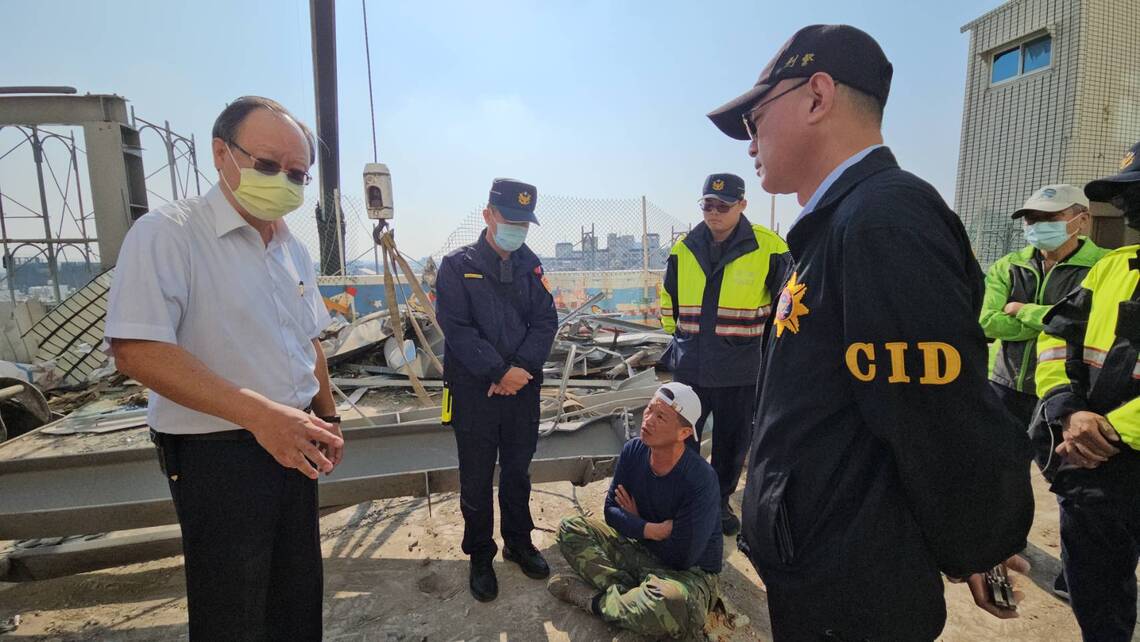 屏東縣東港安泰醫院承包商影響違建拆除涉妨礙公務 被警方強制抬離移送法辦