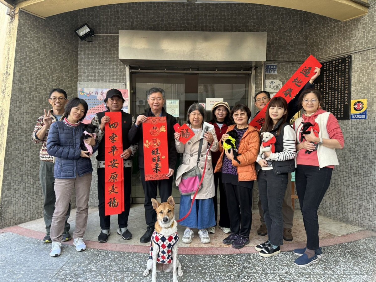 ▲圖:動保處舉行名家揮毫贈春聯,民眾提早感受春節的喜氣( 動保處提供)