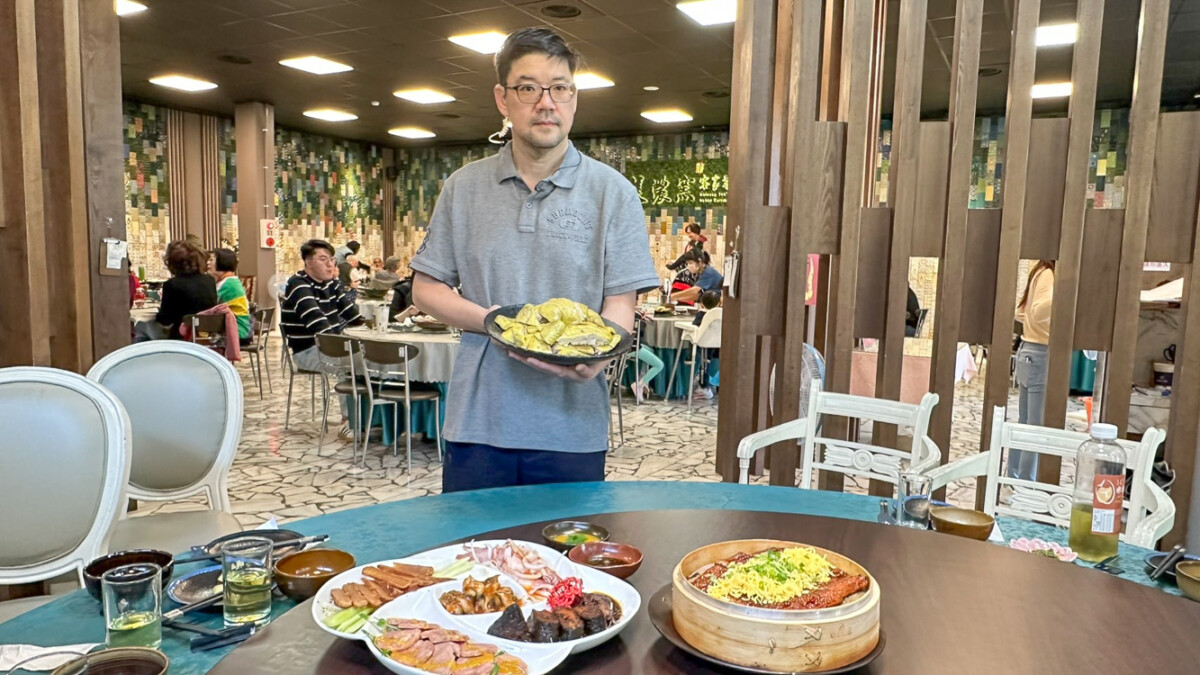 ▲「美濃窯新客家菜」，將陶壁公共藝術融入用餐環境，透過特色陶瓷藝術打造的地景與藝文角落。（圖/記者黃淑貞攝）