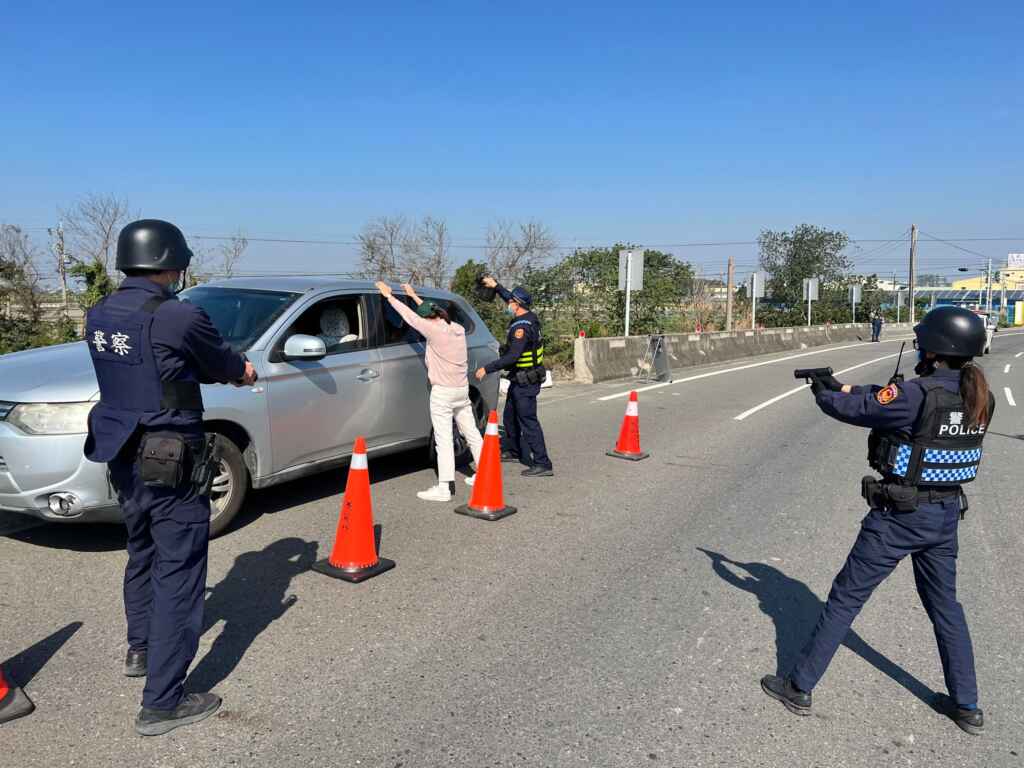 警方迅速組合線上警力，將歹徒逮捕歸案。(記者廖承恩翻攝)
