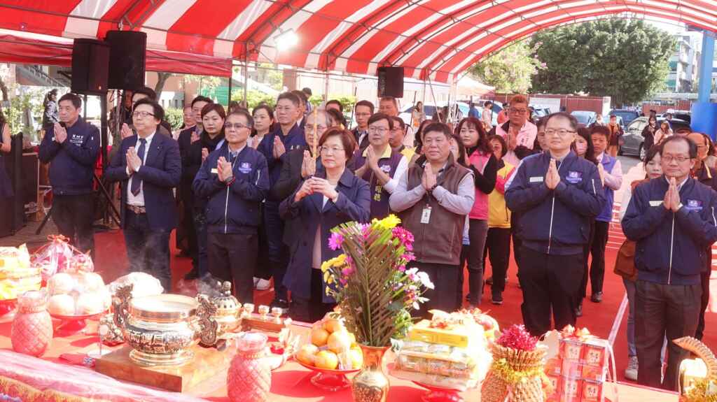 ▲南郭國小活動中心重建暨地下停車場動土祝禱儀式。（記者林明佑攝）