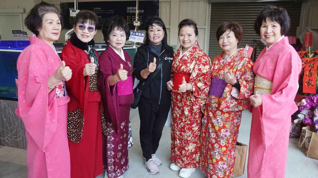 ▲溪湖鎮婦女會理事長陳玉姬與社區婦女表演團體合影。（記者林明佑攝）