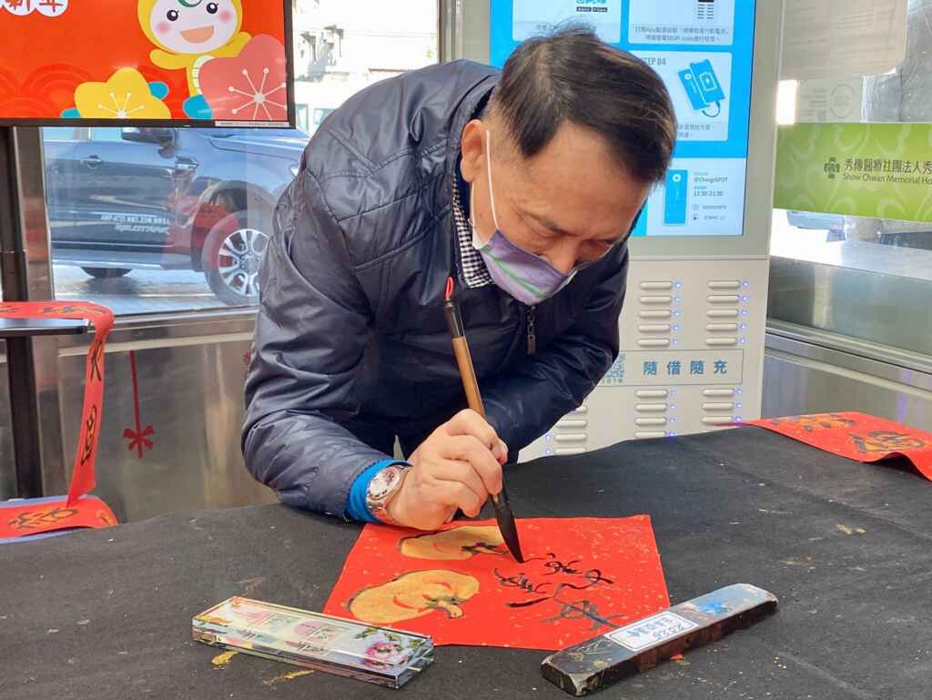 ▲書法名家方一成老師現場揮毫。（記者林明佑攝）