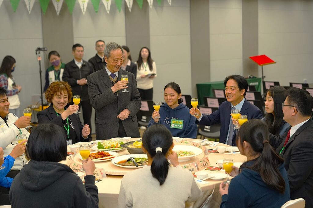 家扶基金會趙犁民董事長與賴清德總統舉杯同賀，共同祈願蛇年順利。（圖/家扶基金會提供）