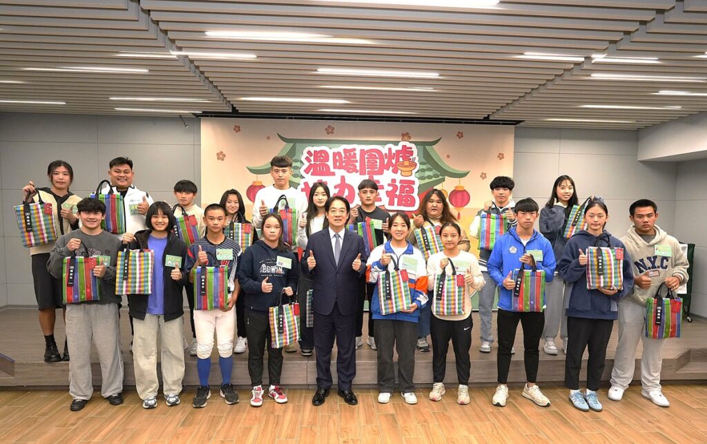 賴清德總統致贈新春福袋，勉勵兒少努力向前，勇敢迎接光明的未來。（圖/家扶基金會提供）