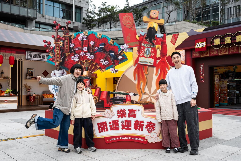 3尺高「財神爺許願池」,放大還原新年盒組「80117五福迎春」,更搭配飛向天際的樂高財神爺,邀大小朋友許下新年願望