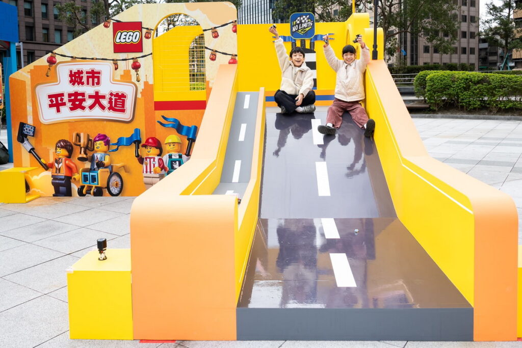 樂高開運迎新春現場設置刺激有趣的巨型「城市平安大道」滑梯,挑選樂高城市系列小車一同滑下,象徵新的一年吉運隨行、平安順遂