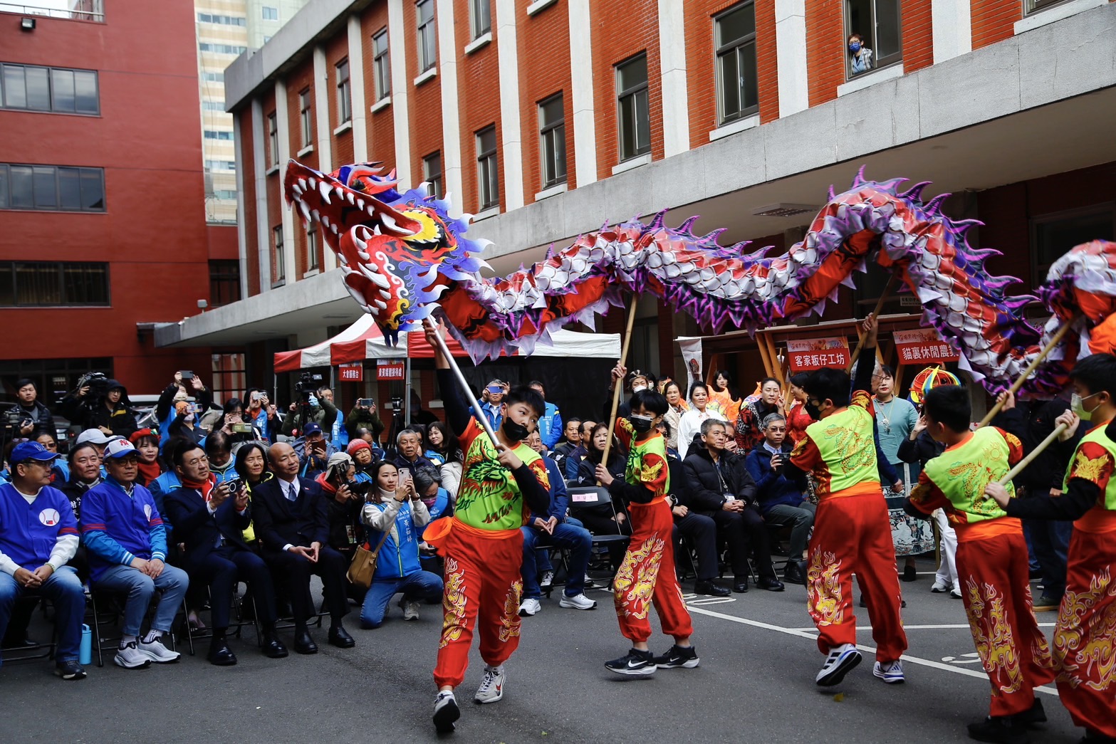 余文忠贈韓國瑜「火旁龍頭」 藍委齊聲為2026高喊凍蒜 252 余文忠贈韓國瑜「火旁龍頭」 藍委齊聲為2026高喊凍蒜 251
