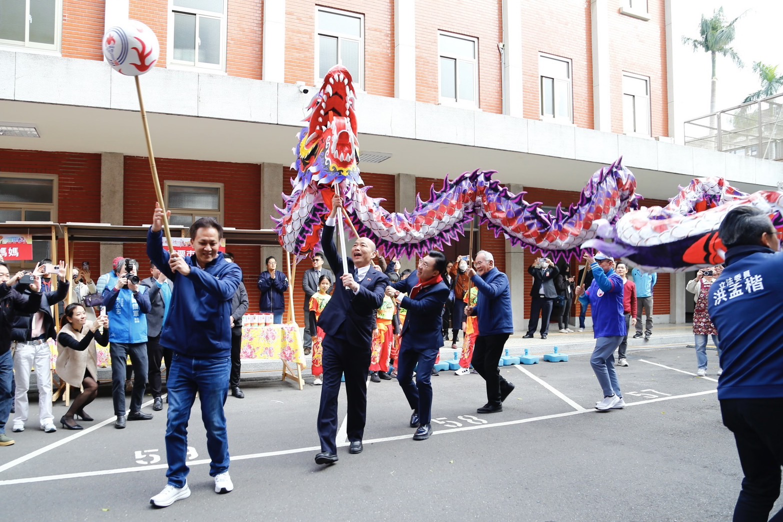 余文忠贈韓國瑜「火旁龍頭」 藍委齊聲為2026高喊凍蒜 254 余文忠贈韓國瑜「火旁龍頭」 藍委齊聲為2026高喊凍蒜 253