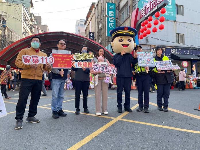 春節人潮湧現 桃警提醒防扒竊並推動反詐五不 61 494140