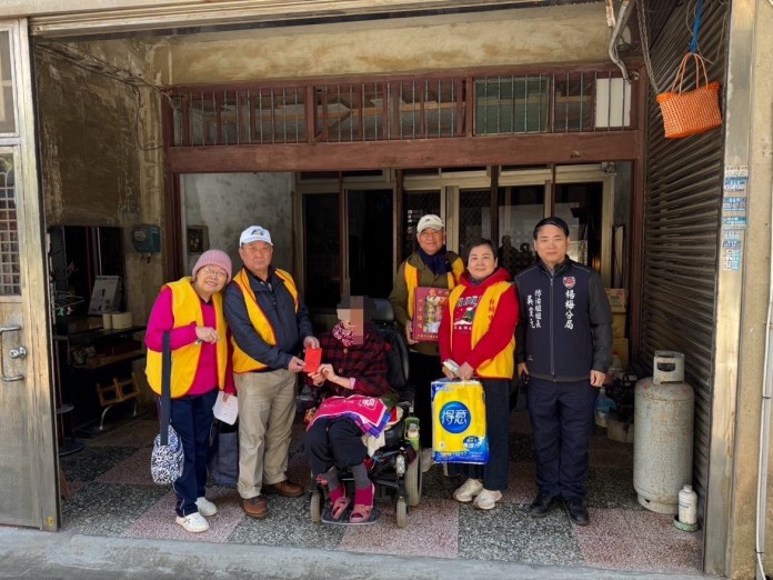 楊梅警主動關懷弱勢 媒合世大愛心協會送暖 70 S 72237108 0