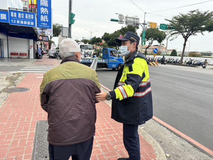 老翁倒人行道 民眾以為發生車禍急向壢警報案 58 yuiero